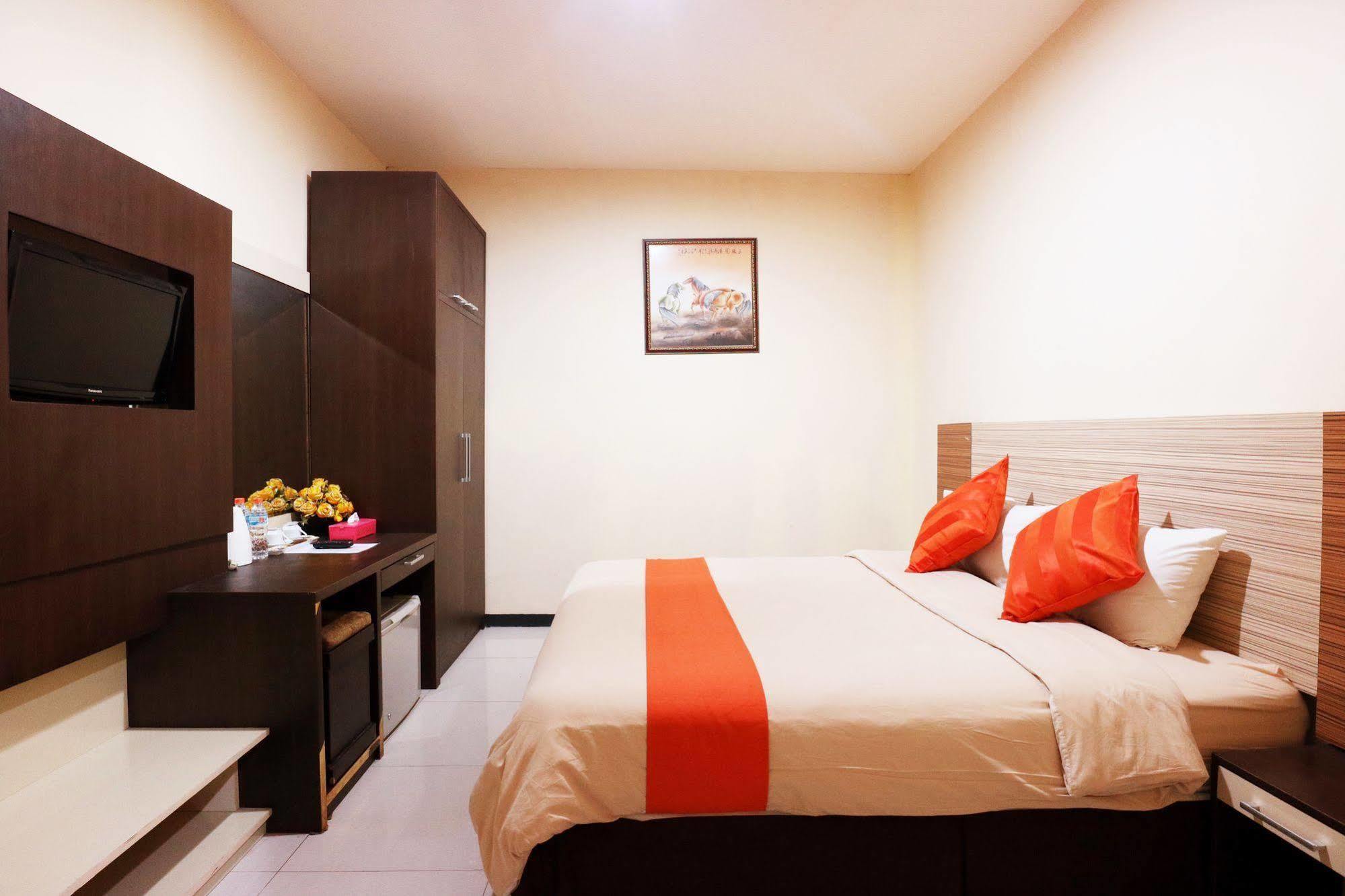 Agraha Andalas Hotel Makassar Exterior photo